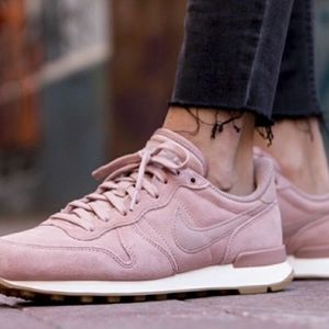 Nike Blush Suede Internationalist Sneakers